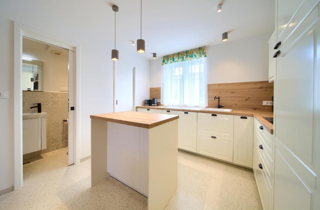 Apartman Placa Njivice Eksteriør billede
