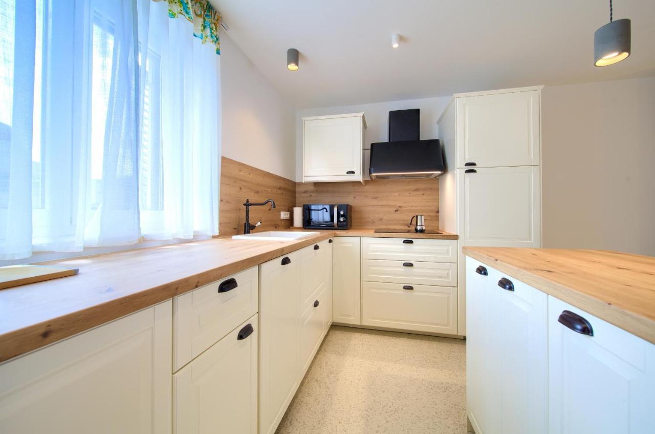 Apartman Placa Njivice Eksteriør billede
